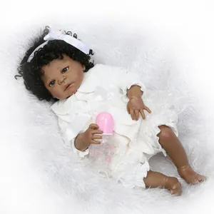 Poupée bébé reborn noire réaliste avec cheveux bouclés en tenue de dentelle blanche et bandeau