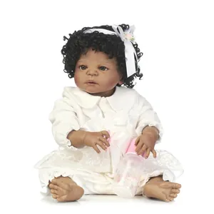 Poupée bébé reborn réaliste afro-américaine avec cheveux bouclés et tenue en dentelle