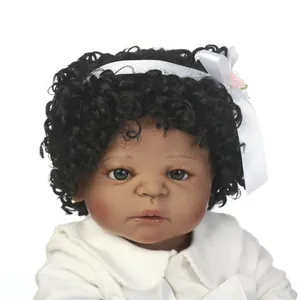 Poupée Reborn réaliste avec peau foncée, cheveux noirs bouclés et bandeau à fleurs