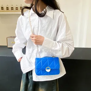 Kleinblaue gesteppte Umhängetasche mit goldener Kette und Metallringverschluss für Damen