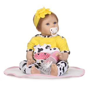 Muñeca Reborn realista con traje de vaca, diadema amarilla y accesorios de juguete