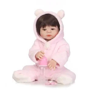 Bambola Reborn Realistica Maschietto in Silicone Pagliaccetto Rosa in Peluche Con Orecchie da Orso Con Biberon e Ciuccio Regalo Per Bambini