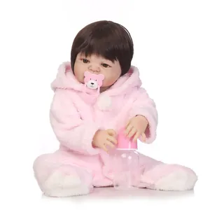 Bambola reborn realistica in peluche rosa con ciuccio magnetico e biberon incluso
