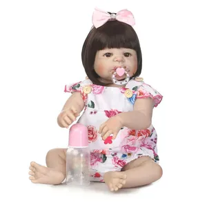 Muñeco bebé reborn realista con pelele de flores rosas y accesorios para alimentación