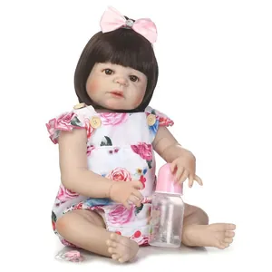 Muñeca bebé Reborn realista con pelo castaño, pelele floral, diadema y accesorios