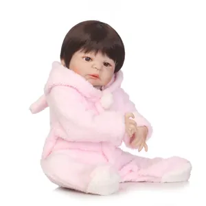 Bambola reborn realistica con tutina in peluche rosa con cappuccio e capelli castani