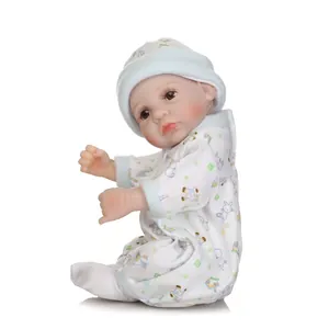 Bambola reborn realistica con tutina a coniglietto blu e cappellino coordinato