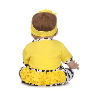 Muñeca realista reborn con conjunto amarillo y volantes con estampado de vaca