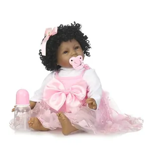 Realistische Reborn-Puppe mit dunkler Haut, lockigem Haar und rosa Spitzenkleid