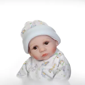 Bambola neonata realistica con pagliaccetto bianco e cappello morbido azzurro