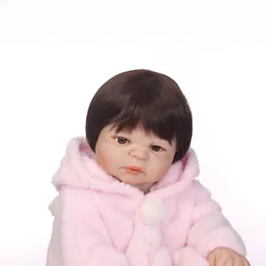 Bambola reborn realistica con capelli castani e giacca con cappuccio in peluche rosa