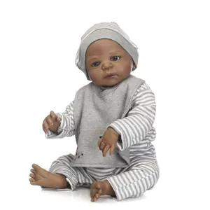 Poupée bébé noire réaliste portant une grenouillère à rayures grises et un bonnet assorti