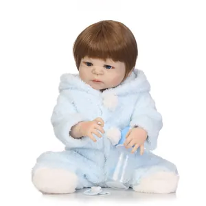 Realistische 57cm Vollsilikon Reborn Baby Jungen Puppe Mit Blauem Hasen Plüsch Outfit Soft Touch Simulation Baby Begleiter Spielzeug
