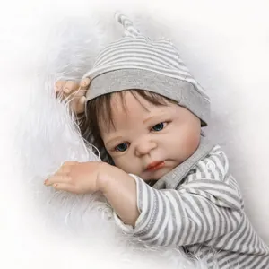 Poupée bébé reborn réaliste avec yeux bleus et tenue rayée sur fourrure blanche