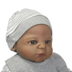Poupée nouveau-né réaliste à peau noire avec bonnet rayé et tenue grise douce
