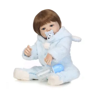 Realistische Reborn-Babypuppe im hellblauen Plüsch-Strampler mit Bär-Schnuller