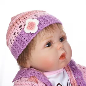 Poupée bébé reborn réaliste avec bonnet en crochet rose et tenue, jouet en silicone