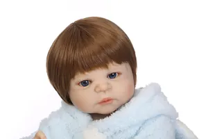 Detailansicht der Reborn-Puppe mit blauen Augen und blauem Plüsch-Hoodie auf Weiß