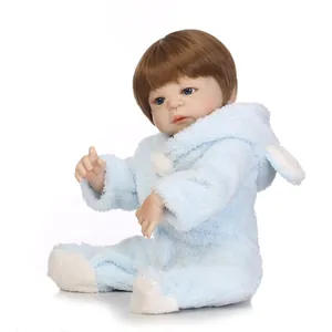Realistische Reborn-Babypuppe im blauen Hasenkostüm mit braunem Haar und blauen Augen