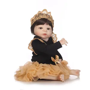 Détail de la poupée reborn réaliste en haut noir et jupe en tulle doré avec couronne