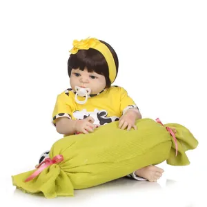 Poupée Reborn Réaliste en Silicone Souple Corps Entier Fille Avec Vêtements Jaunes Motif Vache Bandeau Fleurs Cadeau Enfants