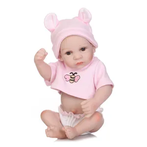 Poupée bébé Reborn réaliste avec tenue d'abeille rose et bonnet sur fond blanc