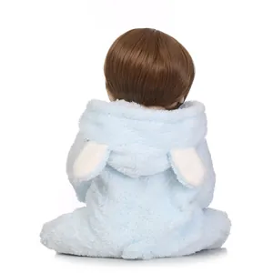 Realistische Reborn Babypuppe im blauen Hasen-Einteiler mit braunem Haar von der Rückseite