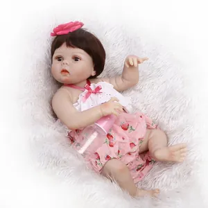 Poupée Reborn Réaliste en Silicone Corps Complet Imperméable Lavable Jouet de Bain Avec Tenue Florale Fraise Cadeau pour Enfants