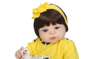 Détail macro d'une poupée reborn réaliste avec yeux bleus et bandeau à fleurs jaunes