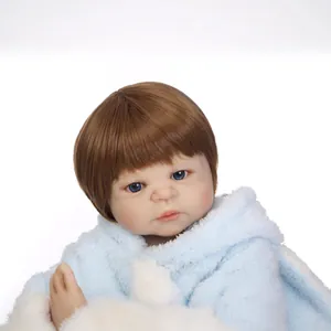 Realistische Reborn-Babypuppe mit blauen Augen und weicher blauer Plüschkapuzenjacke