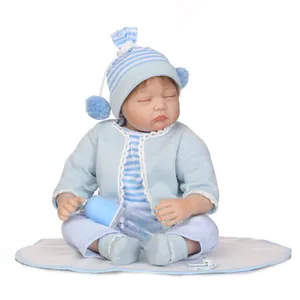 Poupée réaliste bébé reborn avec tenue tricotée bleue, tétine et biberon inclus