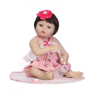 Poupée réaliste bébé Reborn en robe fraise rose avec accessoires et coussin assorti