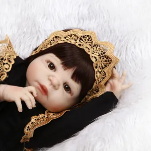 Poupée Reborn réaliste avec cheveux bruns et bandeau en dentelle dorée sur peluche