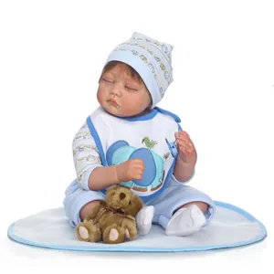 Poupée bébé reborn endormie en tenue d'éléphant bleu avec ours en peluche et tétine