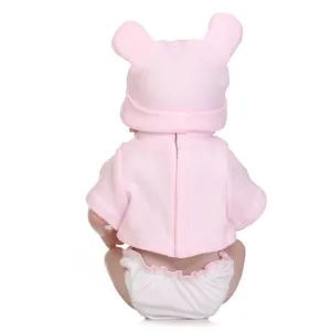 Vue de dos d'une poupée réaliste portant un bonnet à oreilles d'ours rose et tenue