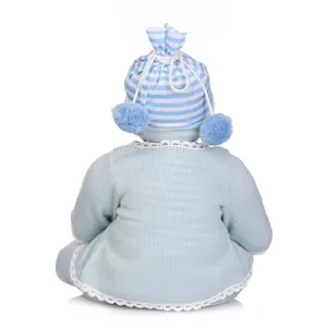 Poupée reborn réaliste en tenue tricotée bleu clair avec bonnet à pompon rayé