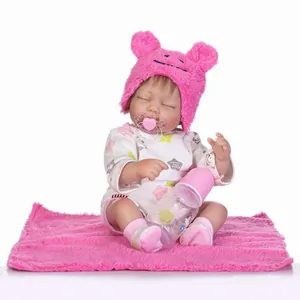 Poupée reborn réaliste endormie avec barboteuse blanche et bonnet rose doux
