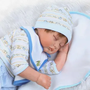 Poupée reborn avec tenue d'ours à rayures bleues dormant sur une peluche blanche douce