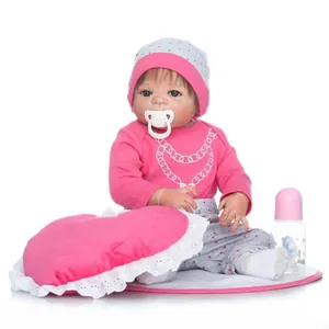 57cm Realistische Siliconen Reborn Baby Pop Pasgeboren Meisje Roze Kleding Fopspeen Melkfles Hart Kussen Educatief Speelgoed