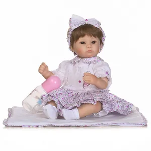 Poupée réaliste Reborn en tenue florale avec biberon et accessoires de tétine