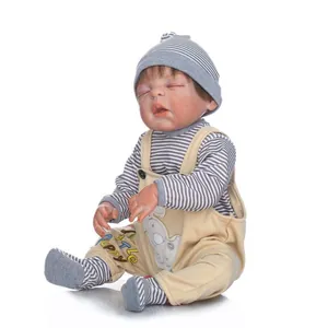 Bambola reborn realistica che dorme con camicia a righe e salopette gialla con cucciolo