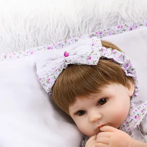 Poupée réaliste bébé en tenue florale lavande avec bandeau à nœud en dentelle