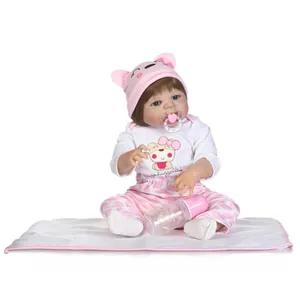 Levensechte reborn pop met roze kattenmuts en witte outfit met flesje en fopspeen