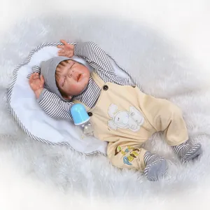 Bambola Reborn realistica che dorme con salopette a cucciolo su tappeto di peluche