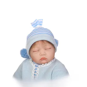 Poupée Reborn réaliste endormie avec tenue en tricot bleu clair et bonnet à pompon
