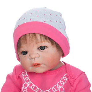 Realistische reborn babypop met roze hartjesmuts en rozerood rompertje