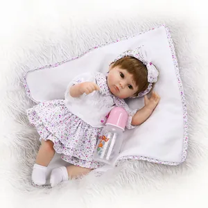 Poupée bébé réaliste en silicone avec haut en dentelle et jupe à fleurs et biberon