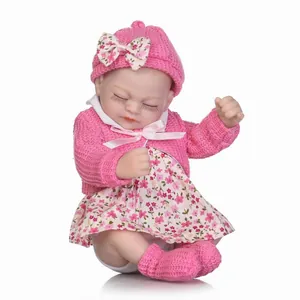 Realistica Bambola Reborn in Silicone Vinile Neonato che Dorme con Completo in Maglia Rosa Abito Floreale Bambola Fatta a Mano