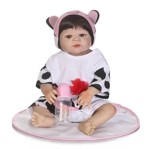 Bambola neonata realistica con vestito maculato, biberon rosa e tappetino morbido