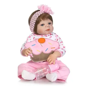 Bambola Reborn realistica con vestito cupcake, fascia e biberon rosa coordinato